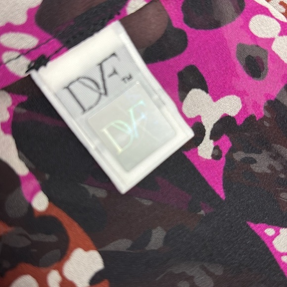 DVF Lorelei silk chiffon blouse. Size 4 - Picture 10 of 11